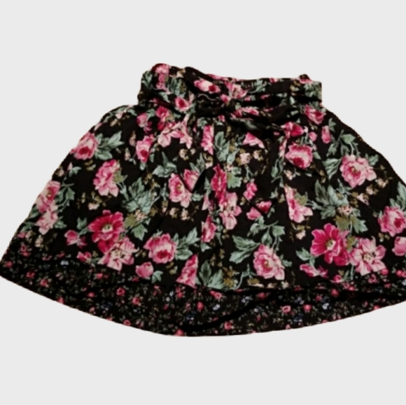 Forever 21 Dresses & Skirts - Black Flower skirt
